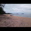 Der Strand bleibt leer, die Malaien verbleiben beim Wochenendausflug an den Essensständen zwischen Straße und Strand